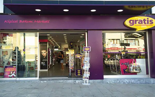 Mor cepheli Gratis Kişisel Bakım Marketi şubesinin cam girişi