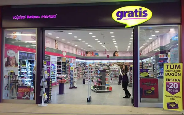 Alışveriş merkezindeki Gratis mağazasının girişi ve indirim panosu