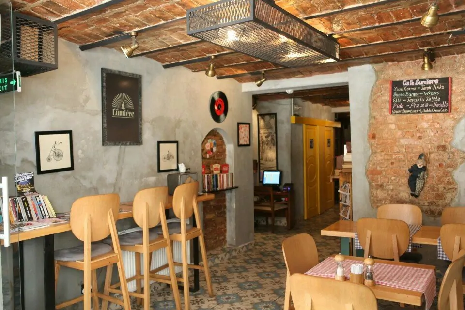 Kitap Kafe Açmak: Nasıl açılır? Maliyeti ne kadar? Kitap kafe açmak için gerekli belgeler görseli Kitap Kafe Açmak: Nasıl açılır? Maliyeti ne kadar? Kitap kafe açmak için gerekli belgeler