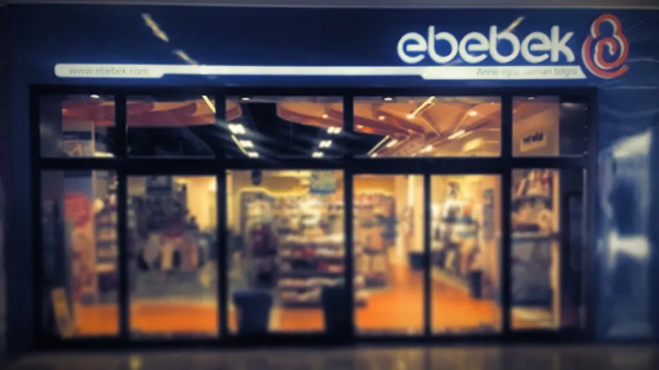 Gece ışıklı tabelası ve cam cephesiyle bir ebebek mağazası, E-Bebek bayilik veriyor mu? Franchise bedeli ve dükkan kiralama şartları Gece ışıklı tabelası ve cam cephesiyle bir ebebek mağazası