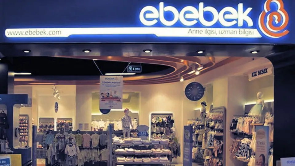 Aydınlatmalı ebebek tabelası altında bebek giyim ve aksesuar reyonları görünen mağaza girişi, E-Bebek bayilik veriyor mu? Franchise bedeli ve dükkan kiralama şartları Aydınlatmalı ebebek tabelası altında bebek giyim ve aksesuar reyonları görünen mağaza girişi