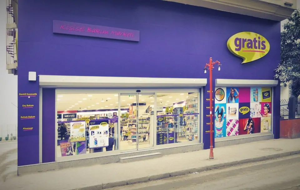 Mor renkli cadde mağazası olarak işletilen bir Gratis şubesi