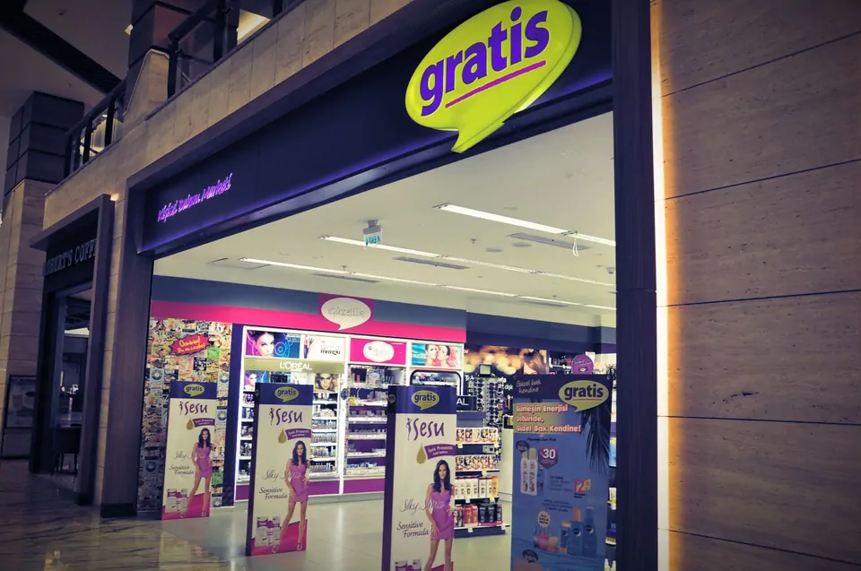 AVM içindeki bir Gratis mağazasının vitrin ve giriş alanı