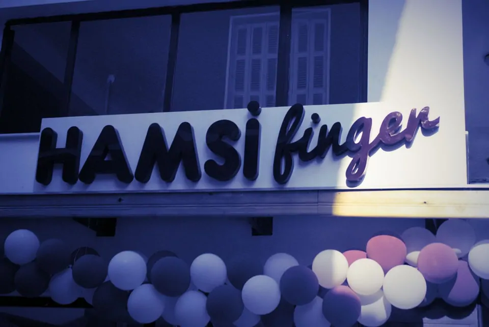 Hamsi Finger tabelası ve açılış için asılmış balonlar, Hamsi Finger bayilik ücreti ne kadar? 2026 franchise modelleri, şartları ve başvuru yolu Hamsi Finger tabelası ve açılış için asılmış balonlar