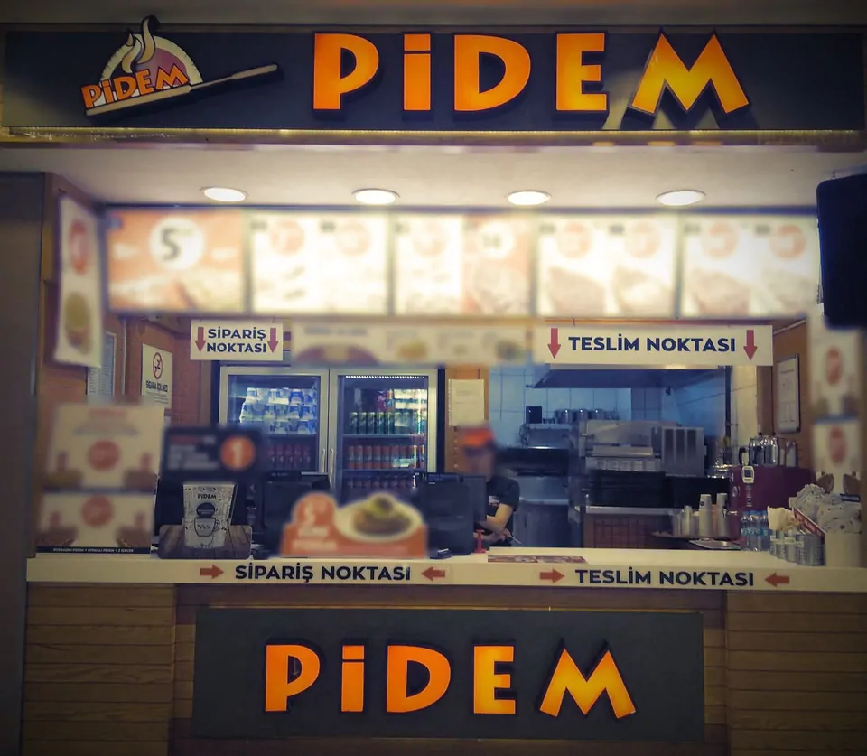 AVM yemek katındaki Pidem tezgahı, sipariş ve teslim noktası tabelaları