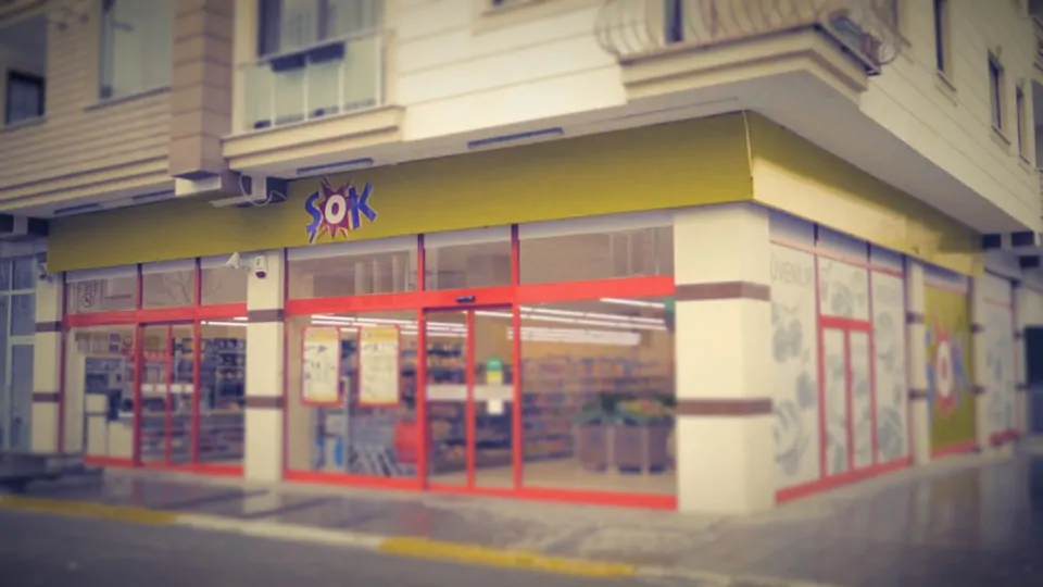 Bir apartmanın zemin katındaki Şok Market şubesinin uzaktan görünümü