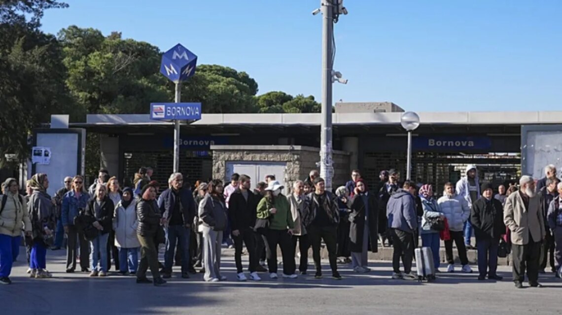 İzmir Metro Raydan Çıktı Bornova İstasyonu'nda Ulaşım Aksadı 1 featured image 1765303256